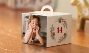 Vue d'ensemble d'une boite de cadeau. Le Calendrier de l’Avent avec 24 boîtes à personnaliser