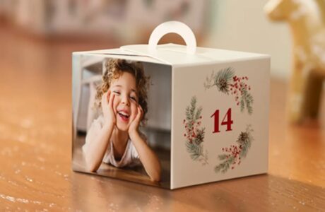 Vue d'ensemble d'une boite de cadeau. Le Calendrier de l’Avent avec 24 boîtes à personnaliser