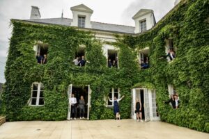 Vue d'ensemble, entrée du Manoir de la Régate, son équipe entouré de l'Erde