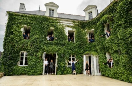 Vue d'ensemble, entrée du Manoir de la Régate, son équipe entouré de l'Erde