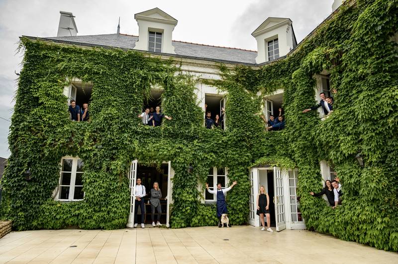 Vue d'ensemble, entrée du Manoir de la Régate, son équipe entouré de l'Erde